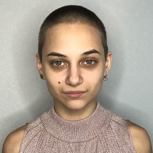 FelyCarreng naked before webcam in live video chat