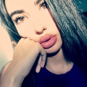 Fiamur_ naked before webcam in live video chat