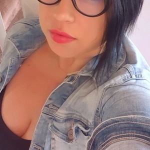 Gabbiestarr naked before webcam in live video chat