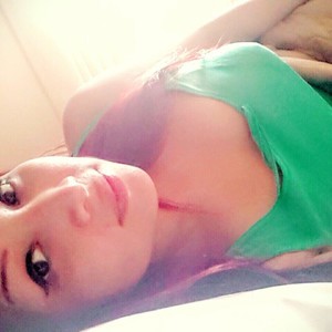 Gia_Zarella naked before webcam in live video chat