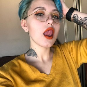 Hilodi naked before webcam in live video chat