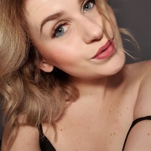 HolaLolla naked before webcam in live video chat