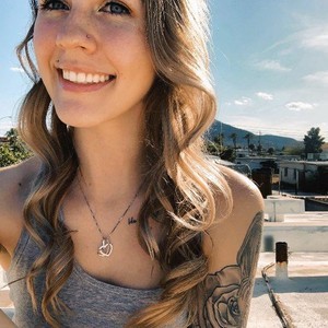 HollieWhite naked before webcam in live video chat