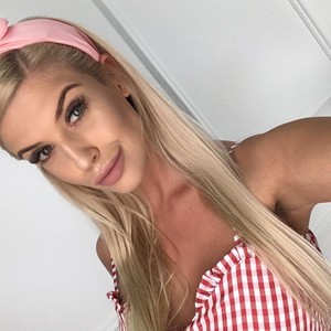 HottiexCHLOE naked before webcam in live video chat