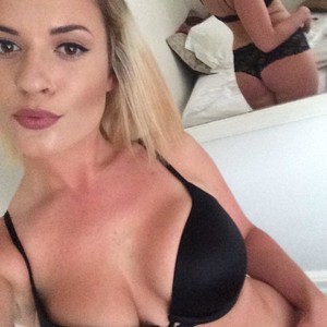 Jigglypuffx naked before webcam in live video chat