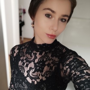 Kittytrixie69 naked before webcam in live video chat