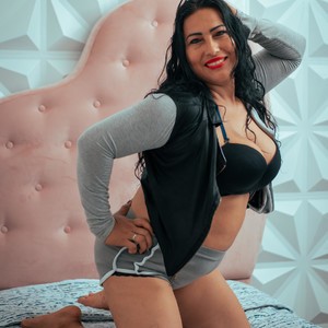 KoryLondon naked before webcam in live video chat