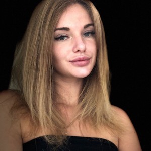 LadyDiDi naked before webcam in live video chat