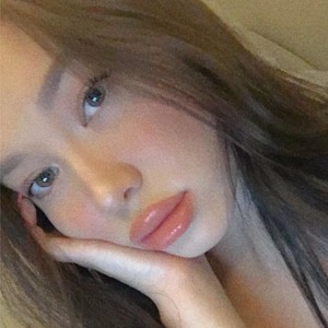 Linaaa_ naked before webcam in live video chat