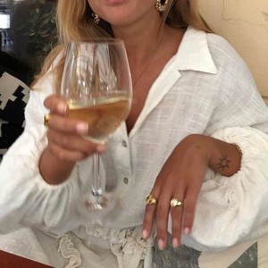 Linda_Gii naked before webcam in live video chat