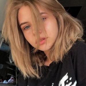 Lizaa_ naked before webcam in live video chat