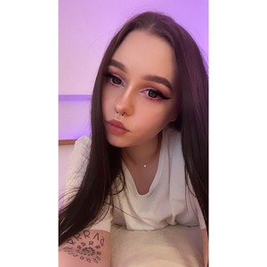 Loriela naked before webcam in live video chat