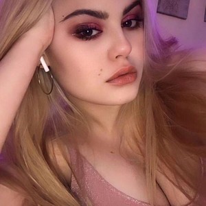 LunaSeduces naked before webcam in live video chat