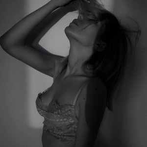MeliSi naked before webcam in live video chat