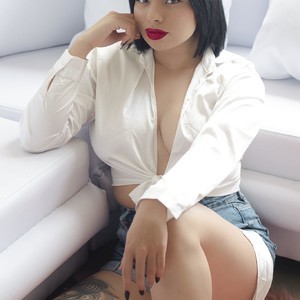 Miaparkers naked before webcam in live video chat