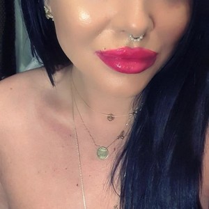 Missraven3 naked before webcam in live video chat