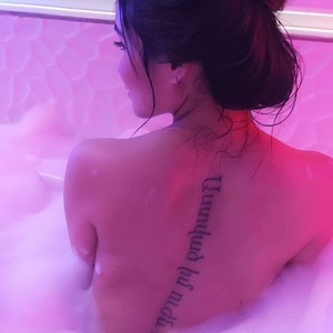 NaishaFerreir naked before webcam in live video chat