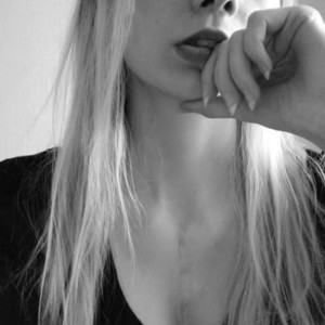 Nikki_Taylor_ naked before webcam in live video chat