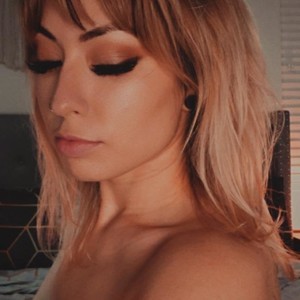 SentientMel naked before webcam in live video chat
