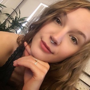 SharlotteL naked before webcam in live video chat