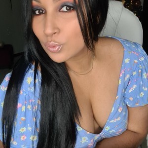 SoyMiaa naked before webcam in live video chat