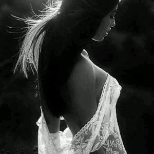 Syrena_31 naked before webcam in live video chat
