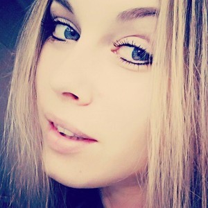 Viky_V naked before webcam in live video chat