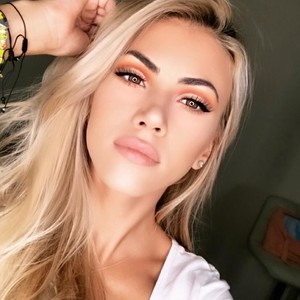VivianisHere naked before webcam in live video chat