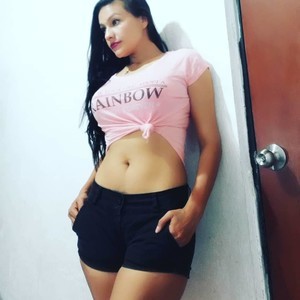 xiomigirl23 naked before webcam in live video chat