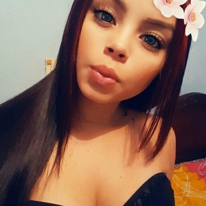 Zatiemoree naked before webcam in live video chat