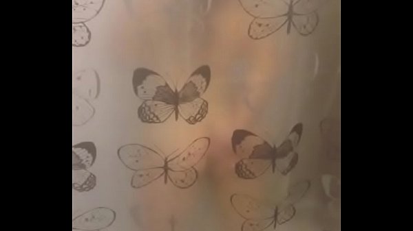 Chilena disfruta de una ducha caliente
