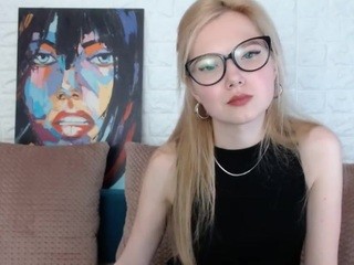 HoneyXShot naked on cam. Free Live Sex Chat Room