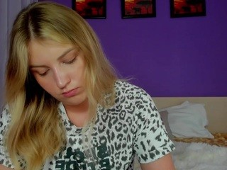 JuliaQuenn naked on cam. Free Live Sex Chat Room