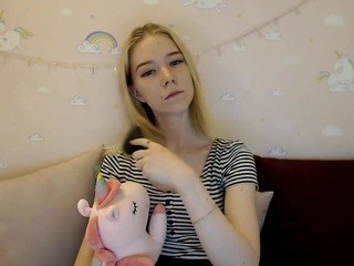Litl-Mia naked on cam. Free Live Sex Chat Room