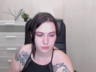 Tricky-Lis naked on cam. Free Live Sex Chat Room