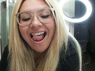 kinky-kris naked on cam. Free Live Sex Chat Room
