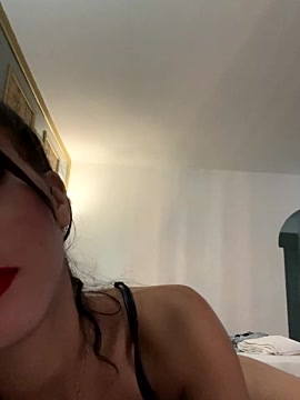 Niiaraah xxx stripping on webcam for live porn video chat