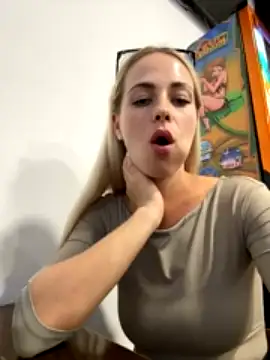 Streetdoll xxx stripping on webcam for live porn video chat
