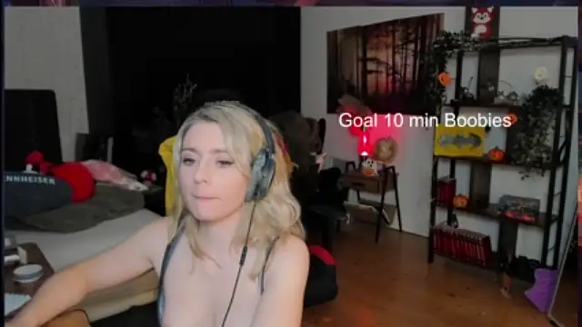 Lisaonthemoon xxx strip on cam for live porn chat