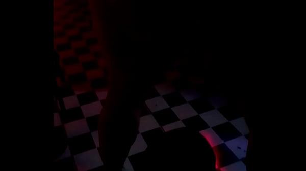 Mulher sentando no meu colo. Mulher dançando.