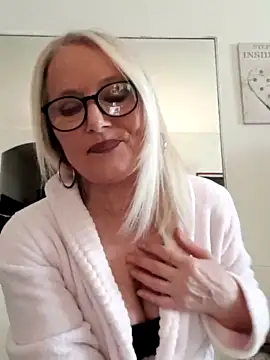 Kikkastar xxx strip on cam for live porn chat