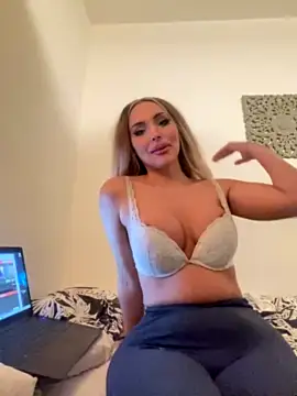 Xeliabelle xxx strip on cam for live porn chat
