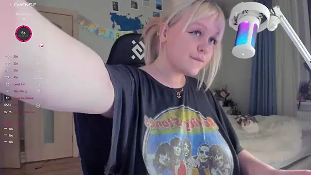 LisaLaas xxx strip on cam for live porn chat