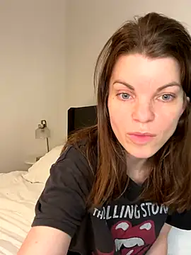 Wildefaye xxx strip on cam for live porn chat