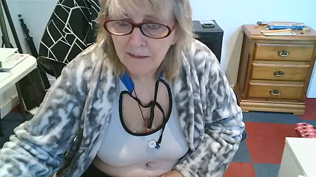 SwissMature xxx strip on cam for live porn chat