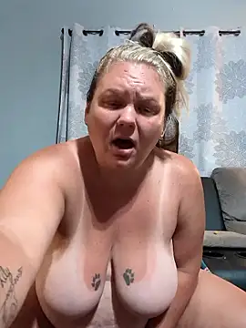Luvy_lyn xxx strip on cam for live porn chat