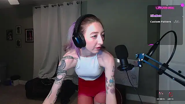 Lovelylucyy xxx strip on cam for live porn chat