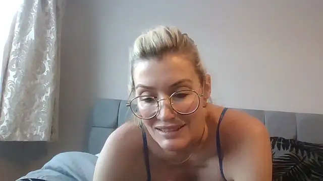 Englishhotwife4u xxx strip on cam for live porn chat