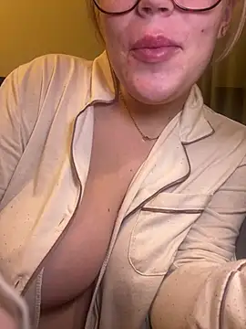 LillyUK xxx strip on cam for live porn chat