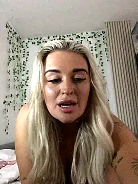 CurvyGxxx xxx strip on cam for live porn chat